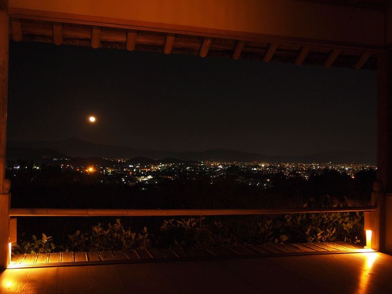 vista notturna da okochi sanso villa arashiyama kyoto