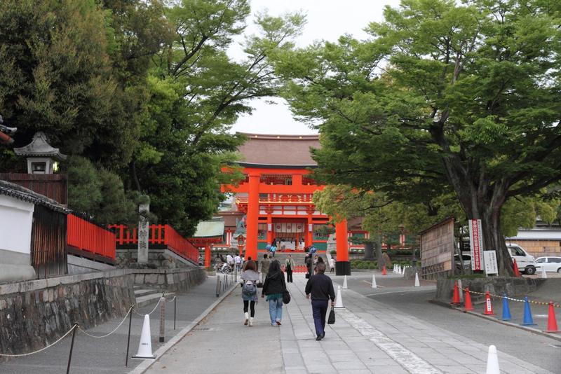 viale di ingresso al fushimi inari taisha kyoto