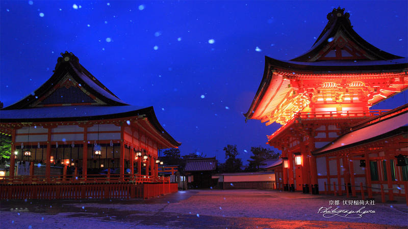 fushimi inari taisha di notte con la neve kyoto