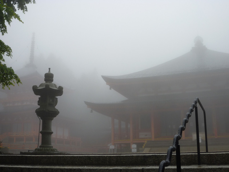 tempio enryakuji con nebbia