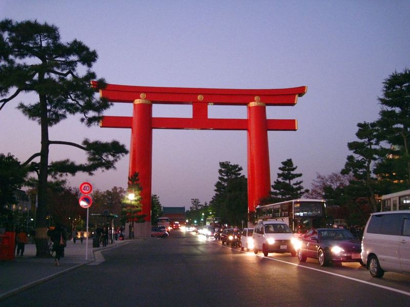 heian shrine torii gigante kyoto