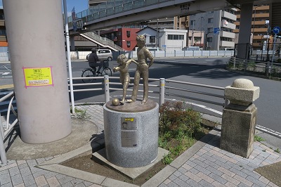 statua holly e roberto tokyo